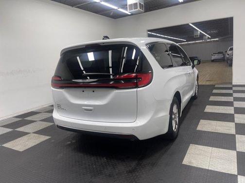 2024 Chrysler Pacifica Touring-L