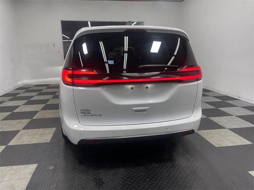 2024 Chrysler Pacifica Touring-L