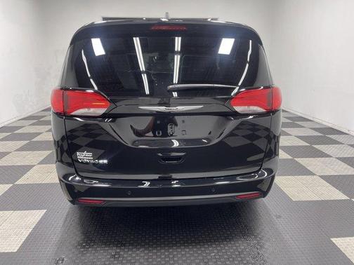 2025 Chrysler Voyager LX