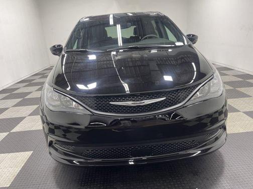 2025 Chrysler Voyager LX