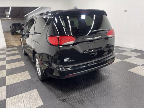 2025 Chrysler Voyager LX