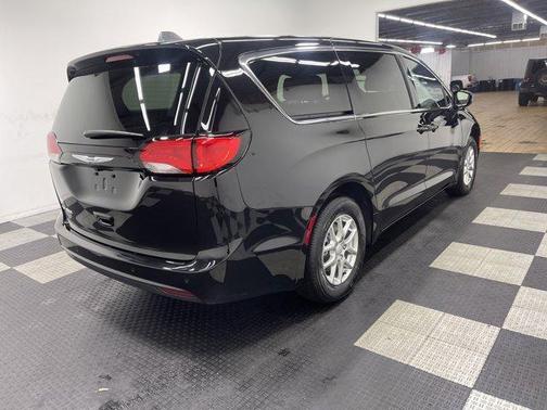 2025 Chrysler Voyager LX