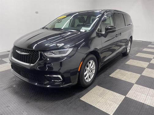 2023 Chrysler Pacifica Touring-L