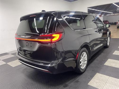 2023 Chrysler Pacifica Touring-L