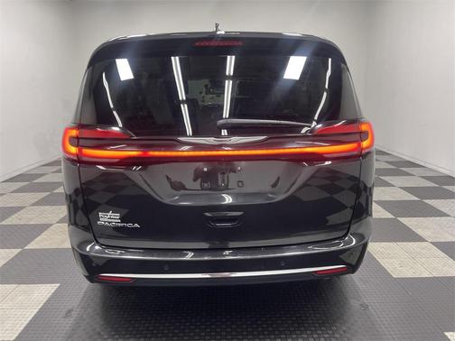 2023 Chrysler Pacifica Touring-L