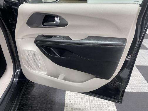 2023 Chrysler Pacifica Touring-L