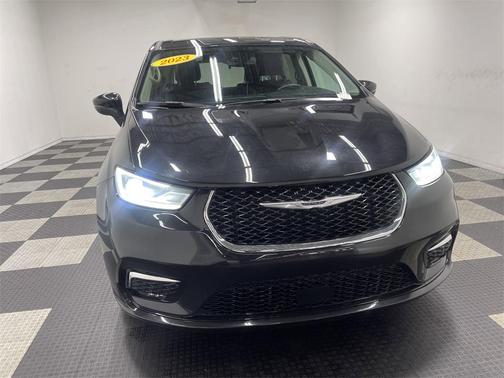 2023 Chrysler Pacifica Touring-L