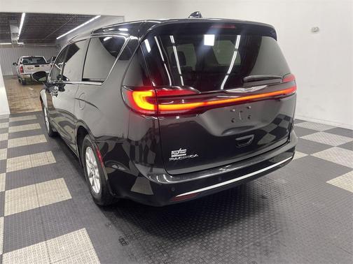 2023 Chrysler Pacifica Touring-L