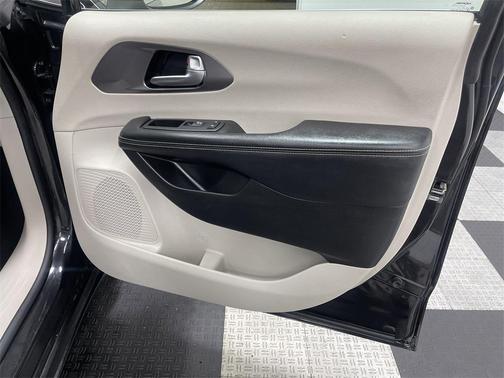 2023 Chrysler Pacifica Touring-L