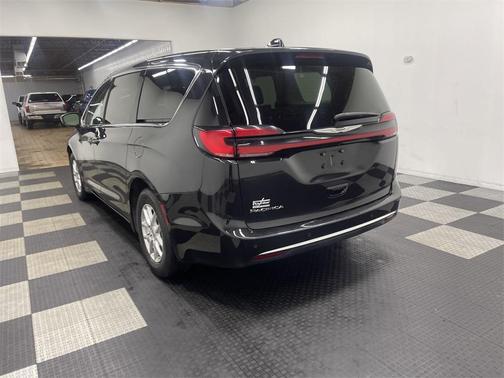 2023 Chrysler Pacifica Touring-L