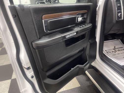 Bright White Clearcoat 2018 RAM 1500 Laramie