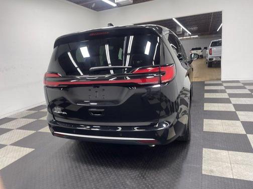 Diamond Black 2027 Chrysler Pacifica SELECT