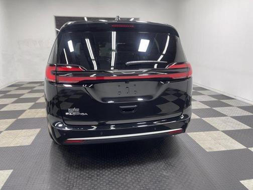Diamond Black 2027 Chrysler Pacifica SELECT
