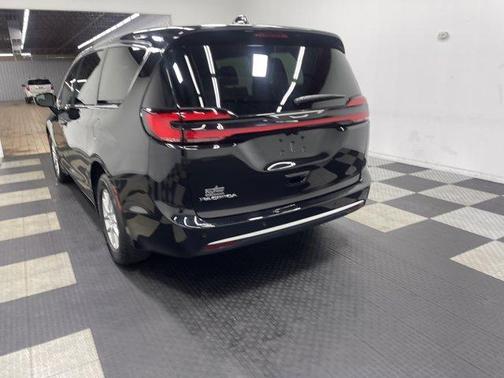 Diamond Black 2027 Chrysler Pacifica SELECT