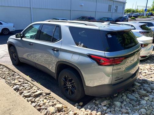 Sterling Gray Metallic 2023 Chevrolet Traverse LT Cloth