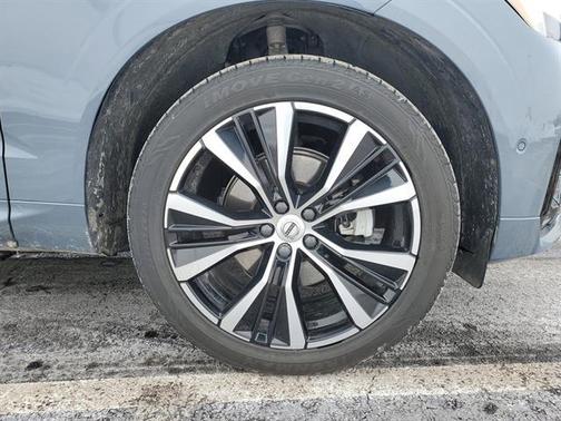 2024 Volvo XC60 B5 Plus Dark Theme