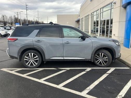 2024 Nissan Pathfinder Platinum