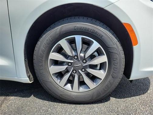 2023 Chrysler Pacifica Hybrid Touring L