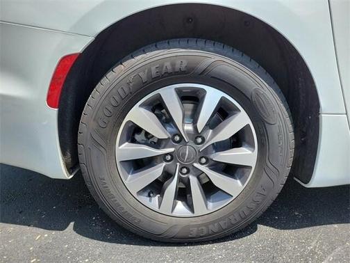 2023 Chrysler Pacifica Hybrid Touring L
