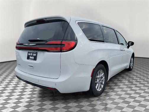 2024 Chrysler Pacifica Touring-L