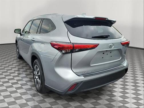 Celestial Silver Metallic 2022 Toyota Highlander XLE