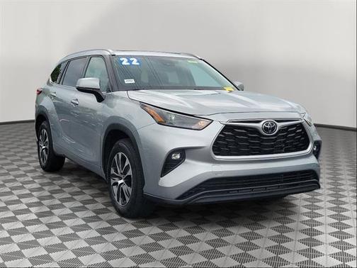 Celestial Silver Metallic 2022 Toyota Highlander XLE