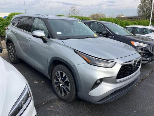 Celestial Silver Metallic 2022 Toyota Highlander XLE