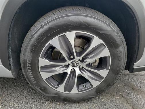 Celestial Silver Metallic 2022 Toyota Highlander XLE