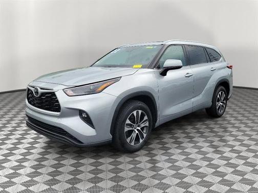 Celestial Silver Metallic 2022 Toyota Highlander XLE