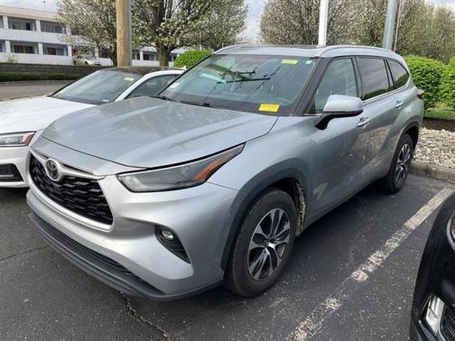 Celestial Silver Metallic 2022 Toyota Highlander XLE