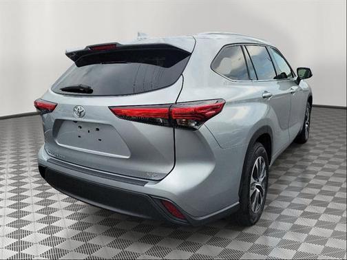Celestial Silver Metallic 2022 Toyota Highlander XLE