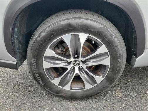 Celestial Silver Metallic 2022 Toyota Highlander XLE