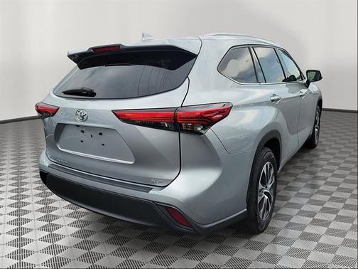 Celestial Silver Metallic 2022 Toyota Highlander XLE