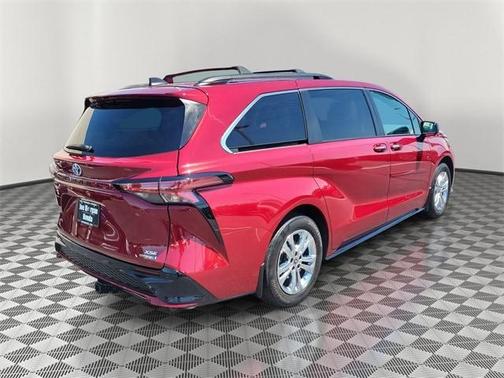 2022 Toyota Sienna XSE 7 Passenger