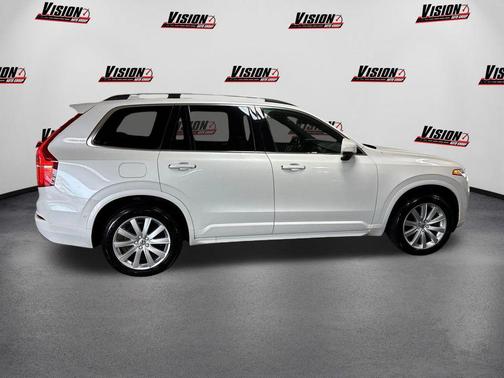 2017 Volvo XC90 T6 Momentum