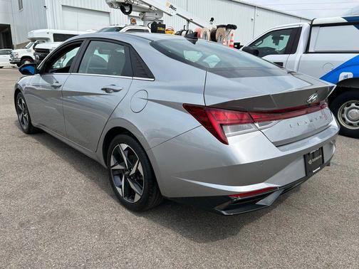 Shimmering Silver Pearl 2023 Hyundai ELANTRA Limited