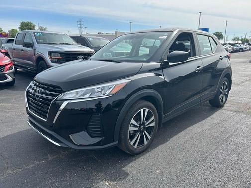 Super Black 2024 Nissan Kicks S