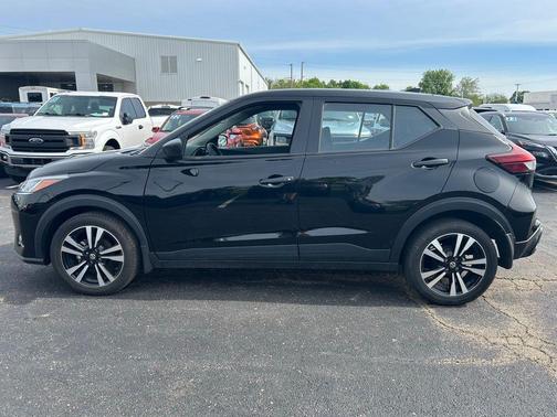 Super Black 2024 Nissan Kicks S