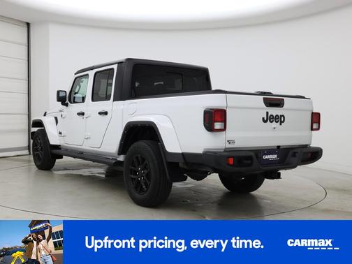 White 2022 Jeep Gladiator Altitude
