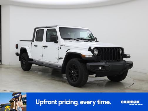 White 2022 Jeep Gladiator Altitude
