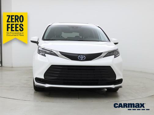 White 2025 Toyota Sienna LE