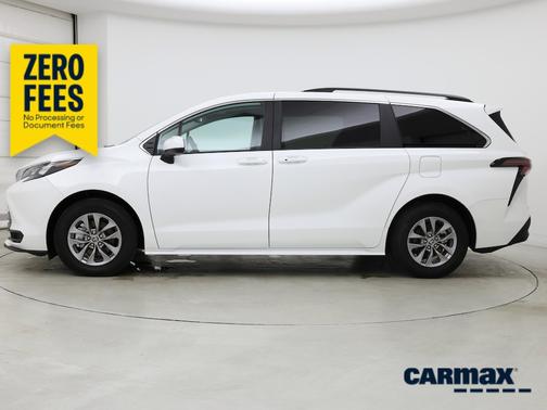 White 2025 Toyota Sienna LE