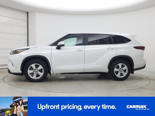 White 2024 Toyota Highlander LE