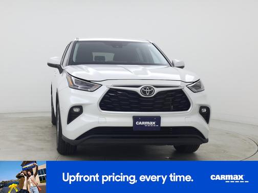 White 2024 Toyota Highlander LE