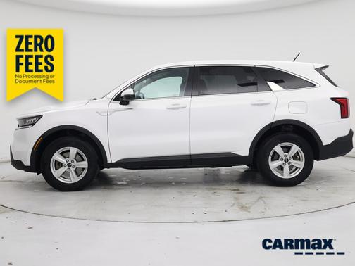 White 2022 Kia Sorento LX