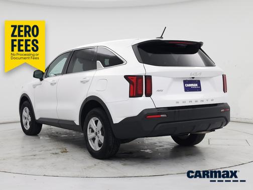 White 2022 Kia Sorento LX