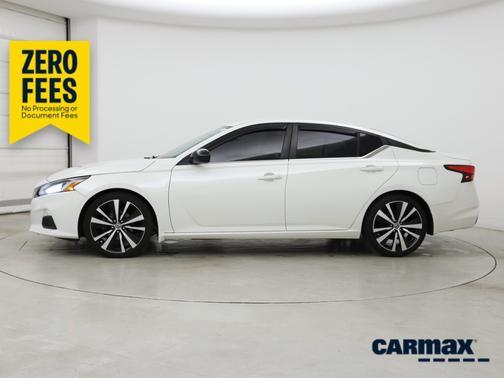 White 2019 Nissan Altima SR