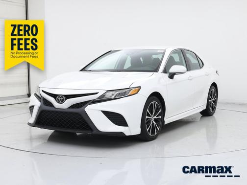 White 2019 Toyota Camry SE