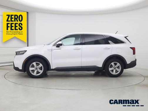 White 2022 Kia Sorento LX