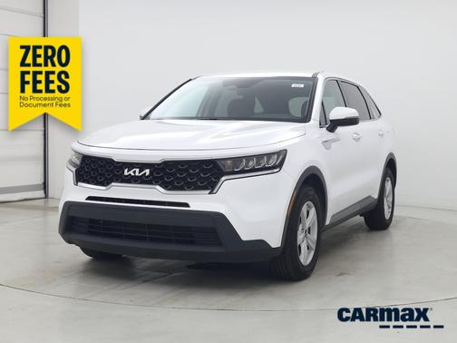 White 2022 Kia Sorento LX